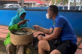 Komandan Brimob Bone Borong Jualan Seorang Nenek Pedagang Keliling