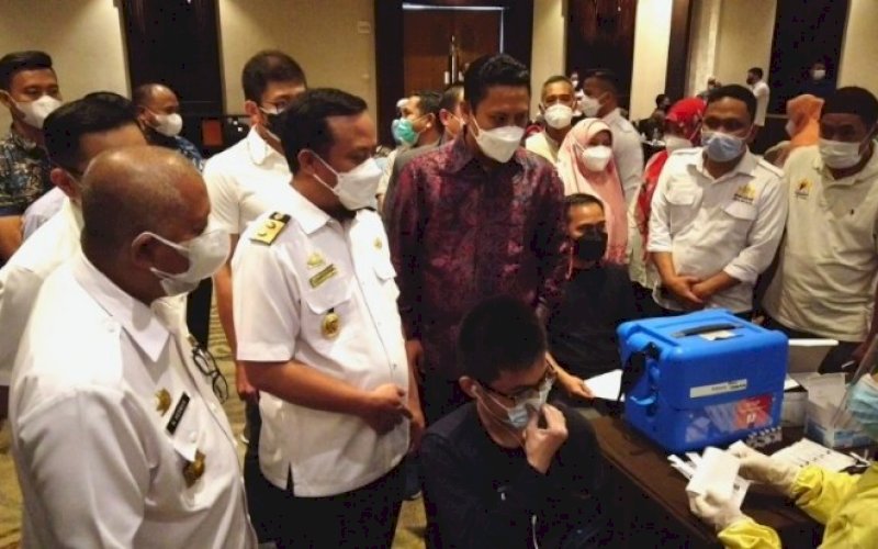 VAKSINASI. Ketua Umum Kadin Sulsel Andi Iwan Darmawan Aras mendampingi Plt Gubernur Sulsel Andi Sudirman Sulaiman saat meninjau vaksinasi Covid-19 tahap kedua yang digelar Kadin Sulsel di Four Points by Sheraton Hotel Makassar, Rabu (28/7/2021). foto: istimewa