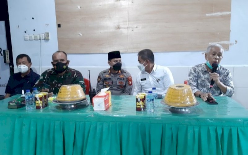 PERMOHONAN MAAF. Anggota DPRD Kabupaten Pangkep dari Fraksi PAN, Amiruddin (kanan), menyatakan permohonan maaf di Ruang Rapat Kantor Lurah Masale, Kecamatan Panakkukang, Kota Makassar, Rabu&nbsp; (28/7/2021). foto: istimawa