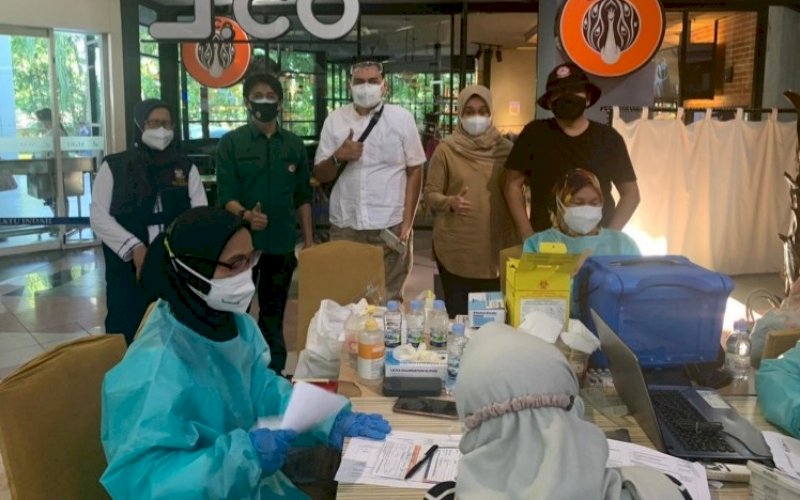 VAKSINASI. Tim IDI Makassar dan Yayasan Hajdi Kalla memantau pelaksanaan program 10.000 vaksinasi bagi masyarakat Kota Makassar di MaRI Makassar, Rabu (28/7/2021). foto: istimewa