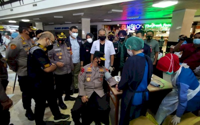 VAKSINASI. Kapolda Sulsel, Irjen Pol Merdisyam, memantau dan menghadi program 10.000 vaksinasi yang digelar IDI Kota Makassar kerja sama Yayasan Hadji Kalla di MaRI Makassar, Kamis (29/7/2020). foto: istimewa