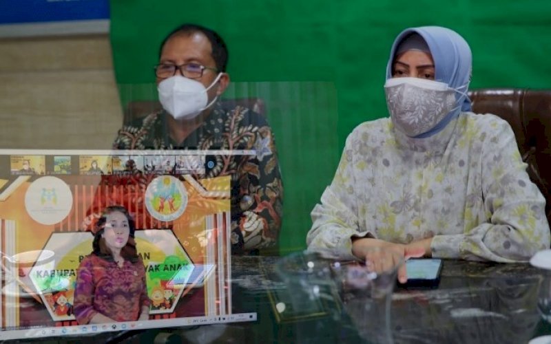 TERIMA PENGHARGAAN. Wali Kota Makassar Moh Ramdhan Pomanto bersama Ketua TP PKK Makassar Indira Jusuf Ismail saat menerima penghargaan Kota Layak Anak 2021 dari Kementerian PPPA secara virtual di kediaman pribadinya, Kamis (29/7/2021). foto: istimewa