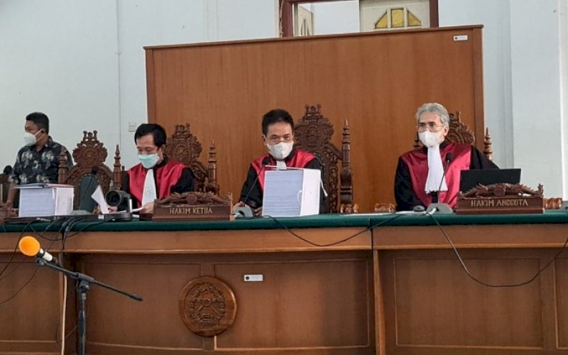 SIDANG NA. Sidang dugaan Tipikor dalam bentuk suap dan gratifikasi yang menyeret Gubernur Sulsel nonaktif, Nurdin Abdullah (NA), sebagai terdakwa kembali digelar di Ruang Sidang Utama Pengadilan Tipikor Negeri Makassar, Kamis (29/7/2021). foto: istimewa