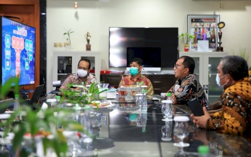 PEMBICARA. Wali Kota Makassar, Moh Ramdhan Pomanto, memaparkan bagaimana cara pengelolaan Bank Sampah di Kota Makassar dalam forum APEC yang diselenggarakan secara virtual, Kamis (29/7/2021). foto: istimewa