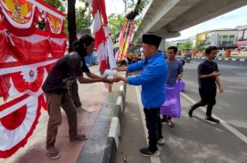Jumat Berkah, KNPI Makassar Berbagi Nasi Dos