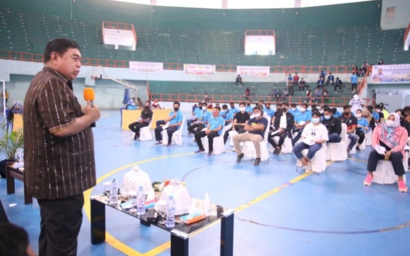 PEMANTAUAN. Sekda Provinsi Sulsel, Abdul Hayat Gani, memantau proses vaksinasi kontingen Sulsel PON XX Papua 2021 di GOR Sudiang Makassar, Jumat (30/7/2021). foto: istimewa
