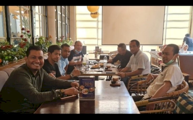 SILATURAHMI. Caketum Hipmi Kota Makassar periode 2021-2024 nomor urut 3, Hikmah Sultan (kiri), melakukan pertemuan dengan sejumlah senior Hipmi Makassar dan Hipmi Sulsel di salah satu cafe di Jl Mappanyukki, Kota Makassar, Sabtu (31/7/2021). foto: istimewa