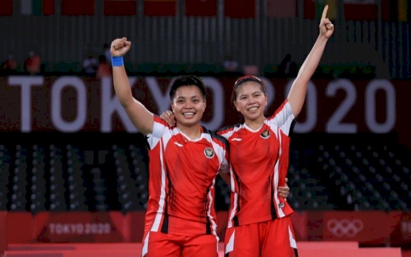 TEMBUS FINAL. Ganda putri Indonesia Greysia Polii/Apriyani Rahayu setelah memastikan tiket final Olimpiade Tokyo 2010 di Mushashino Forest Plaza, Sabtu (31/7/2021). foto: istimewa