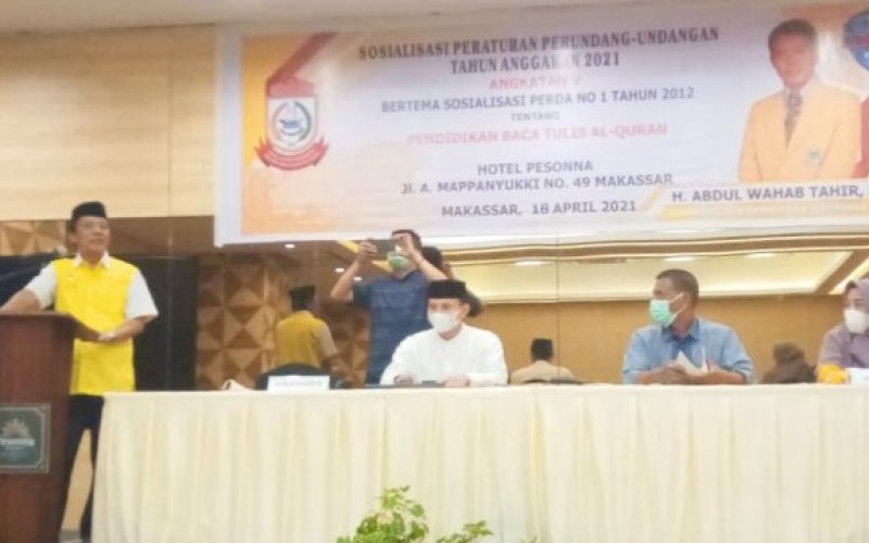 SOSIALISASI PERDA. Anggota DPRD Makassar, Abdul Wahab Tahir, sosialisasikan Perda Pendidikan Baca Tulis Al Qur'an di Hotel Pesonna Makassar, Minggu (18/4/2021). foto: istimewa