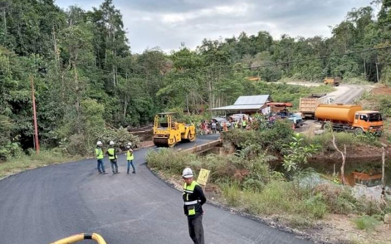 PENGERJAAN JALAN. Petugas melakukan pengerjaan ruas jalan Ussu-Nuha-Beteleme di Kabupaten Luwu Timur. Jalan ini berbatasan langsung dengan Morowali Utara, Provinsi Sulteng. foto: istimewa