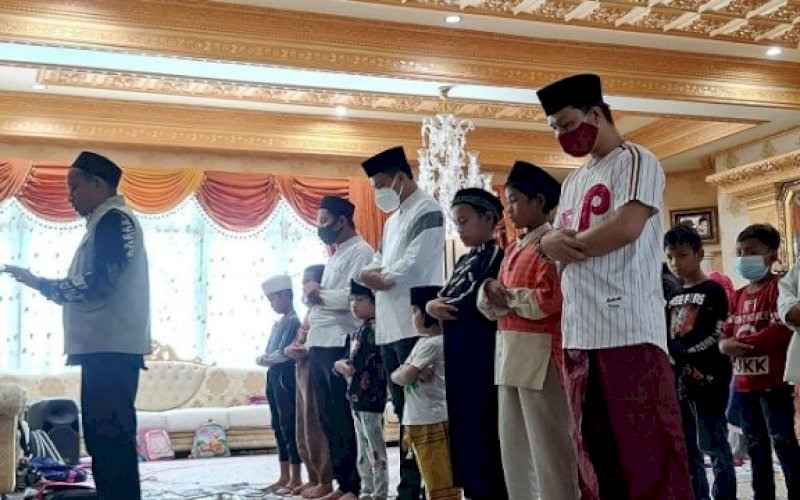 SALAT BERJEMAH. Suasana salat berjemaah pada pesantren kilat di rumah pribadi, Andi Nurhaldin. foto: istimewa