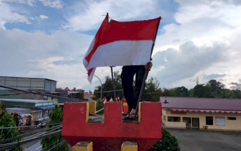 BENDERA. Personel Batalyon C Pelopor Satbrimob Polda Sulsel memasang dan mengibarkan bendera Merah Putih di halaman Mako Batalyon C Pelopor Satbrimob Polda Sulsel yang berada di Jl MH Thamrin, Kota Watampone, Bone. foto: istimewa