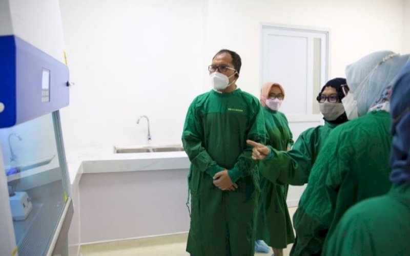 PENINJAUAN. Wali Kota Makassar, Moh Ramdhan Pomanto, melakukan peninjauan persiapan Laboratorium Makassar Recover di RSUD Daya Makassar, Minggu (1/8/2021). foto: istimewa