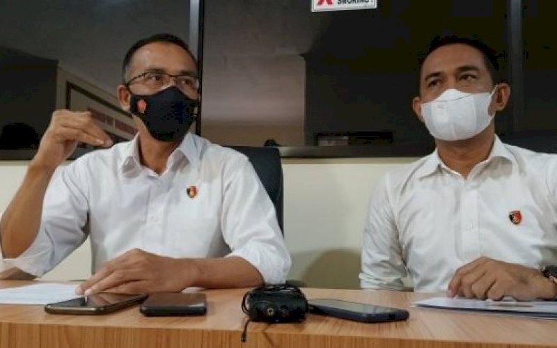 RILIS KASUS. Direktur Reserse Kriminal Khusus Polda Sulsel, Kombes Pol Widoni Fedri (kiri), saat merilis penetapan tersangka dugaan tindak pidana korupsi pembangunan Rumah Sakit (RS) Batua Makassar di Mapolda Sulsel, Senin (2/8/2021). foto: istimewa