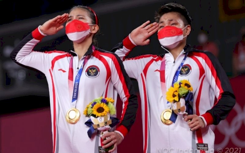 SEJARAH. Pasangan Greysia Polii/Apriyani Rahayu mengukir sejarah di Olimpiade 2020 Tokyo. Mereka tampil sebagai ganda putri Indonesia pertama yang sukses merebut medali emas di Olimpiade. Tak cuma itu, torehan tersebut sekaligus menjaga tradisi medali emas dari cabang olahraga bulu tangkis. foto: istimewa