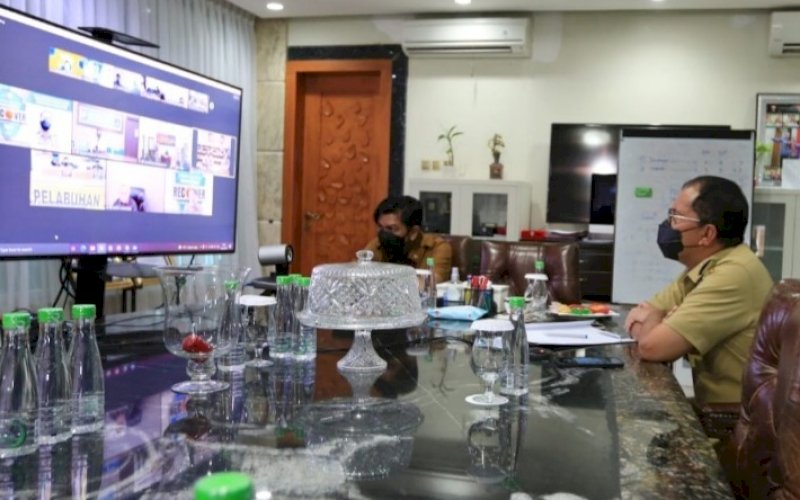 RAPAT VIRTUAL. Wali Kota Makassar, Moh Ramdhan Pomanto, meminta saran dan masukan dari semua petinggi yang masuk dalam jajaran Forkopimda Kota Makassar secara virtual di kediaman pribadinya, Jl Amirullah, Kota Makassar, Senin (2/8/2021). foto: istimewa