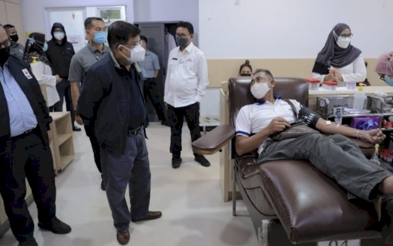 PENINJAUAN. Ketua Umum PMI, HM Jusuf Kalla, meninjau Unit Donor Darah DKI Jakarta di Markas PMI DKI Jakarta, Jl Kramat Raya Jakarta Pusat, Senin (2/8/2021) malam. foto: istimewa