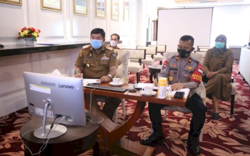 PIMPIN RAPAT. Sekda Provinsi Sulsel, Abdul Hayat Gani (kiri), memimpin rapat Pokja Kehutanan Sosial di ruang rapat kerjanya, Selasa (3/8/2021). foto: istimewa