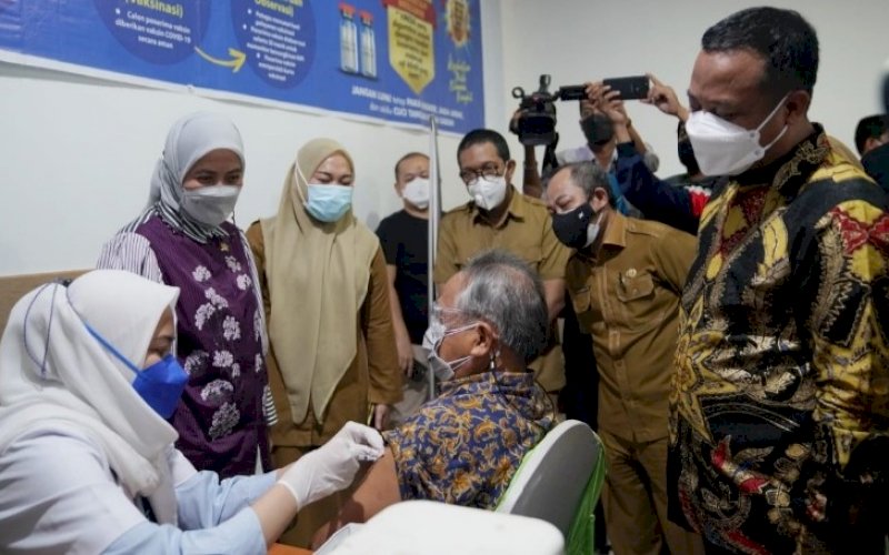 VAKSINASI. Plt Gubernur Sulsel, Andi Sudirman Sulaiman, memantau vaksinasi di RSKAD Dadi Makassar, Senin (2/8/2021). foto: istimewa