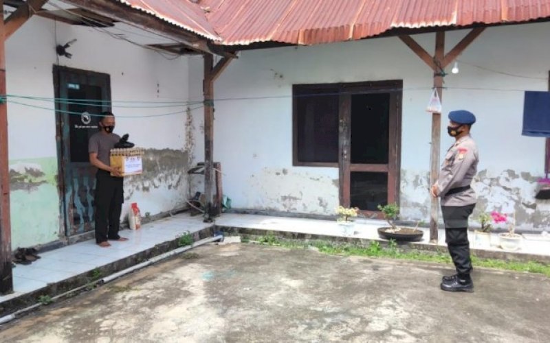 SALURKAN BANTUAN. Batalyon C Pelopor Satbrimob Polda Sulsel melaksanakan kegiatan bakti sosial dengan menyalurkan bantuan berupa paket sembako dan makanan siap saji untuk menunjang kebutuhan anggota yang terpapar Covid-19 selama menjalani isolasi mandiri di rumah, Selasa (3/8/2021). foto: istimewa