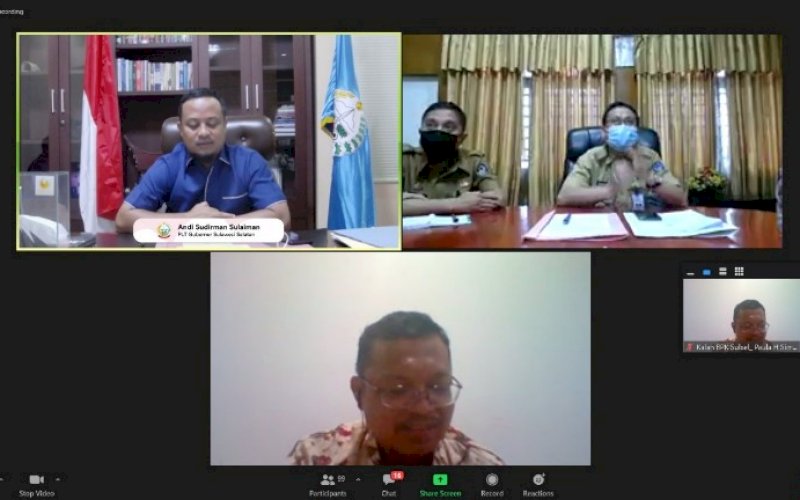 MEETING. Plt Gubernur Sulsel, Andi Sudirman Sulaiman (kiri atas), menghadiri Entry Meeting BPK Sulsel Pemeriksaan Kinerja Vaksinasi dan Kinerja Pendidikan Vokasi Provinsi Sulsel secara virtual, Senin (2/8/2021). foto: istimewa