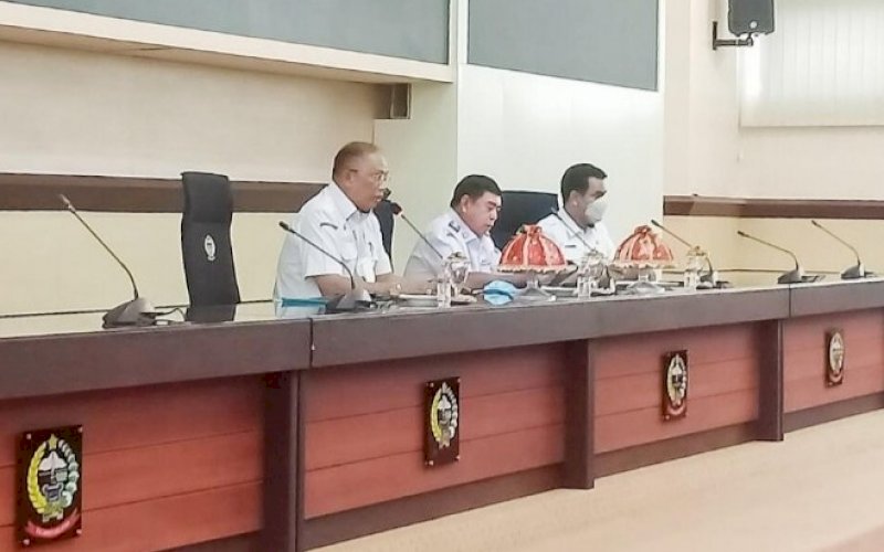 PIMPIN RAKOR. Sekda Provinsi Sulsel, Abdul Hayat Gani (tengah), memimpin Rakor persiapan perayaan HUT Republik Indonesia yang ke-76 tahun di Sulsel di Ruang Rapim Kantor Gubernur Sulsel, Jl Urip Sumoharjo, Kota Makassar, Rabu (4/8/2021). foto: istimewa