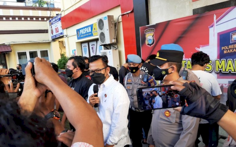 BERI KETERANGAN. Kasat Reskrim Polrestabes Makassar, Kompol Jamal Fathur Rakhman, memberikan keterangan kepada wartawan di Polrestabes Makassar, Rabu (4/8/2021) sore. foto: doelbeckz/pluz.id