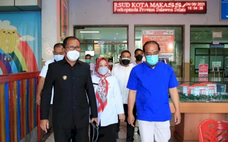 PENINJAUAN. Wali Kota Makassar, Moh Ramdhan Pomanto (kiri), meninjau RSUD Daya Kota Makassar, Rabu (4/8/2021). foto: istimewa