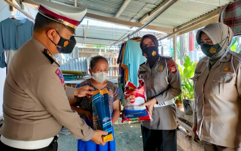 BAKTI SOSIAL. Samsat Kabupaten Gowa kembali melaksanakan bakti sosial dengan memberikan bantuan kepada masyarakat di masa PPKM, Kamis (5/8/2021). foto: istimewa