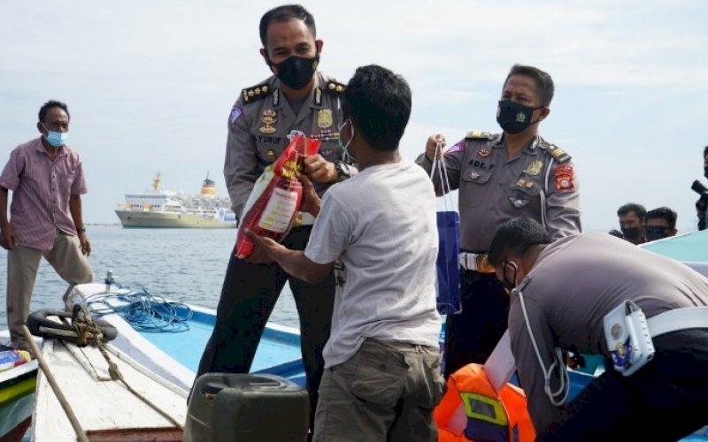 DITLANTAS PEDULI. Kasubdit Regident Ditlantas Polda Sulsel, AKBP Muh Yusuf Usman, menyerahkan bantuan kepada masyarakat nelayan dan warga Pulau Lae-lae, Kota Makassar, Jumat (6/8/2021). foto: istimewa