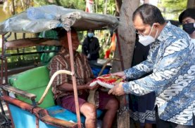 Danny Pomanto Bagi-bagi Sembako di Jalanan