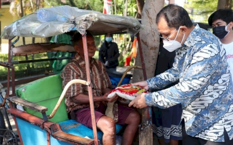 BERBAGI. Wali Kota Makassar, Moh Ramdhan Pomanto, turun langsung membagikan sembako ke masyarakat terdampak Covid-19 di sepanjang Jl Ratulangi dan Jl Monginsidi, Kota Makassar, Jumat (6/8/2021). foto: istimewa