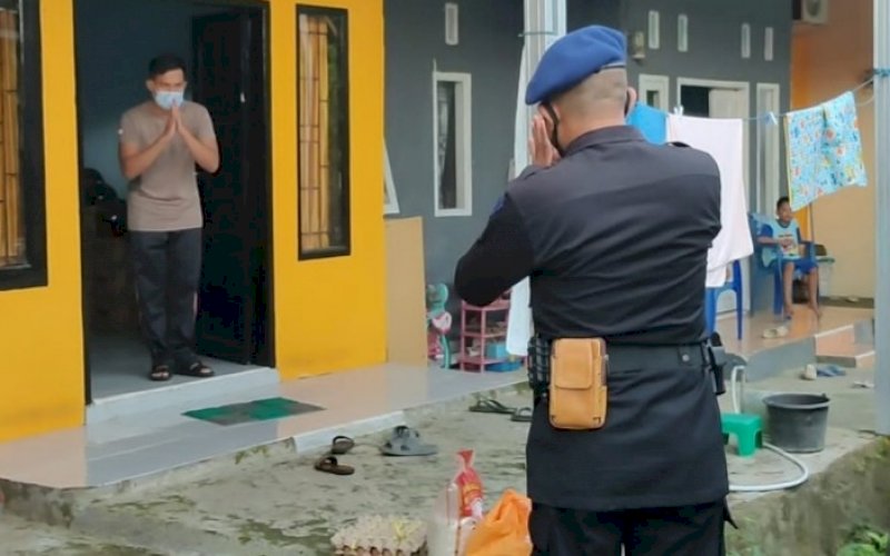 BANTUAN. Personel Batalyon C Pelopor Satbrimob Polda Sulsel kembali menggelar kegiatan bakti sosial dengan memberikan paket sembako dan makanan siap saji untuk membantu memenuhi kebutuhan personelnya yang tengah melaksanakan isolasi mandiri akibat terpapar Covid-19, Jumat (6/8/2021). foto: istimewa