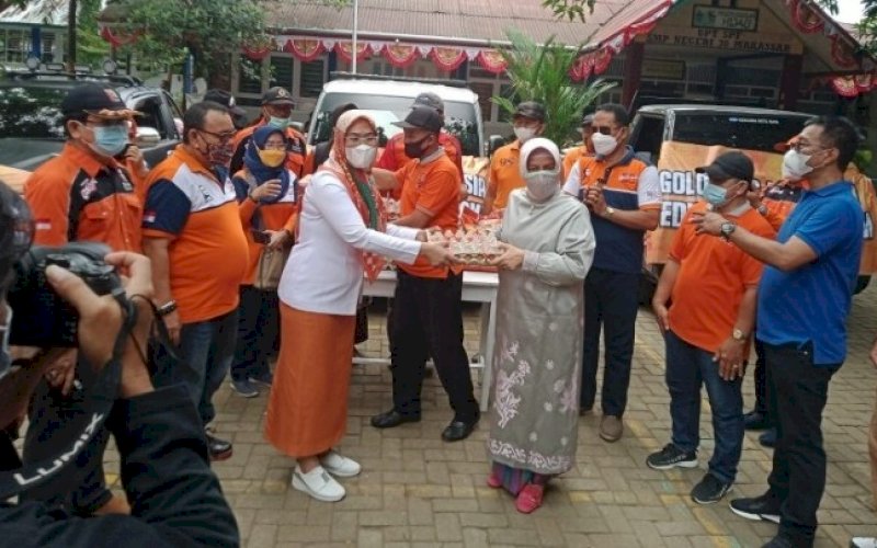 BERBAGI. Bunda PAUD Kota Makassar, Indira Jusuf Ismail, menyerahkan bantuan sembako kepada warga terdampak pandemi Covid-19, Jumat (6/8/2021). foto: istimewa