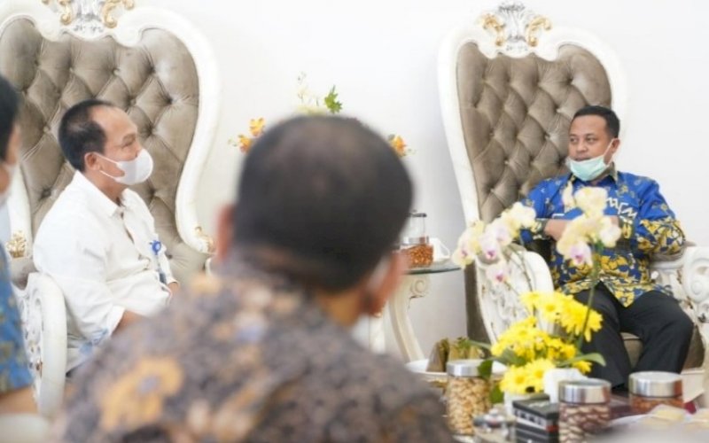 PERTEMUAN. General Manager Angkasa Pura I Makassar Wahyudi menemui Plt Gubernur Sulsel Andi Sudirman Sulaiman. foto: istimewa