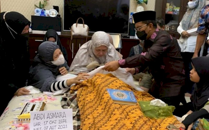MELAYAT. Wali Kota Makassar Moh Ramdhan Pomanto melayat atas meninggalnya anggota DPRD Kota Makassar dari Fraksi Demokrat Abdi Asmara, Sabtu (7/8/2021). foto: istimewa