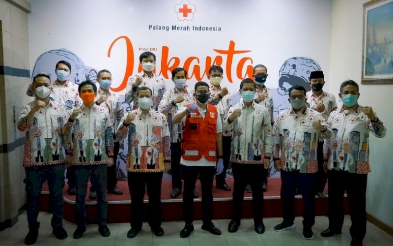 DONOR. Menteri Pariwisata dan Ekonomi Kreatif, Sandiaga Salahuddin Uno, saat kegiatan 'Donor Darah dan Plasma Konvalesen bersama Ikatan Alumni ITB' di PMI DKI Jakarta, Jumat (6/8/2021). foto: istimewa