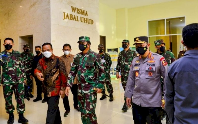 PENINJAUAN. Plt Gubernur Sulsel Andi Sudirman Sulaiman mendampingi Panglima TNI Marsekal TNI Hadi Tjahjanto bersama Kapolri Jenderal Pol Listyo Sigit Prabowo melakukan peninjauan Fasilitas Isolasi Terintegrasi (FIT) yang berada di Asrama Haji Sudiang Makassar, Sabtu (7/8/2021). foto: istimewa