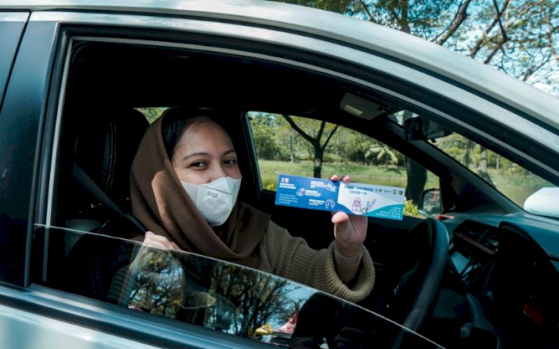 VAKSIN. Salah satu peserta Vaksin Merdeka secara drive thru yang diadakan Ivendo DPD Sulsel bekerja sama Polrestabes Makassar di Pantai Akkarena, Kota Makassar, 6-7 Agustus 2021. foto: istimewa