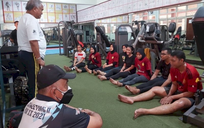BERI MOTIVASI. Ketua Umum KONI Provinsi Sulsel Ellong Tjandra didampingi Wakil Ketua Bidang Pembinaan dan Prestasi KONI Sulsel Syamsuddin Umar dan Bendahara KONI Sulsel Gaffar Lewa memberikan motivasi kepada atlet Sulsel yang lolos PON Papua 2021, Senin (9/8/2021). foto: istimewa