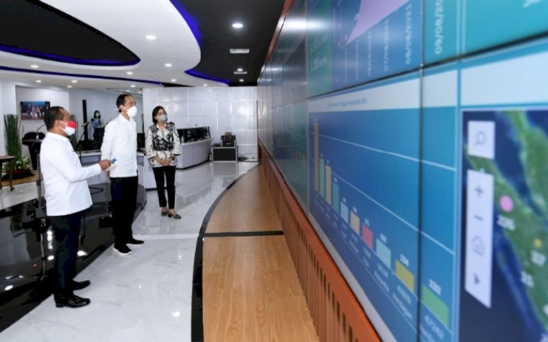 PERESMIAN. Presiden Joko Widodo didampingi Menteri Investasi/Kepala BKPM Bahlil Lahadalia dan Menteri Keuangan Sri Mulyani meninjau panel statistik harian sistem OSS berbasis risiko di Kantor Kementerian Investasi, Jakarta, Senin (9/8/2021). foto: istimewa