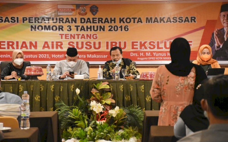 SOSIALISASI PERDA. Anggota DPRD Kota Makassar, HM Yunus HJ, saat menggelar sosialisasi Perda Kota Makassar nomor 3 tahun 2016 tentang Pemberian Air Susu Ibu Eksklusif di Hotel Almadera Makassar, Senin (9/8/2021). foto: istimewa