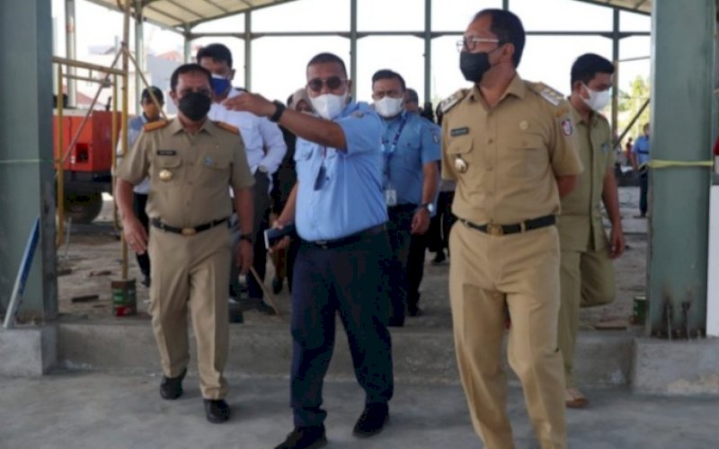 PENINJAUAN. Wali Kota Makassar Moh Ramdhan Pomanto didampingi Sekda Kota Makassar M Ansar dan Direktur Keuangan Perumda Air Minum Kota Makassar Asdar Ali meninjau RTH yang belum lama ini dibangun Perumda Air Minum Kota Makassar, Senin (9/8/2021). foto: istimewa