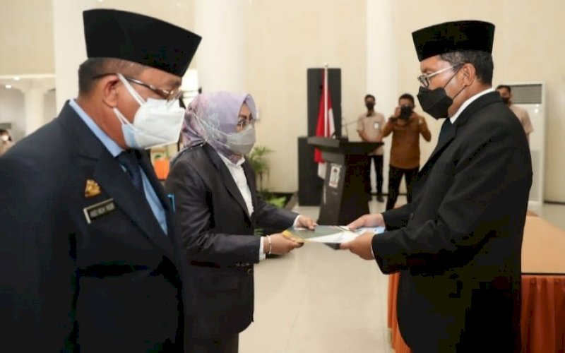PELANTIKAN. Wali Kota Makassar, Moh Ramdhan Pomanto, melakukan pelantikan dan pengambilan sumpah jabatan dua pejabat pimpinan tinggi pratama di lingkungan Pemkot Makassar di Baruga Anging Mammiri, Senin (9/8/2021). foto: istimewa