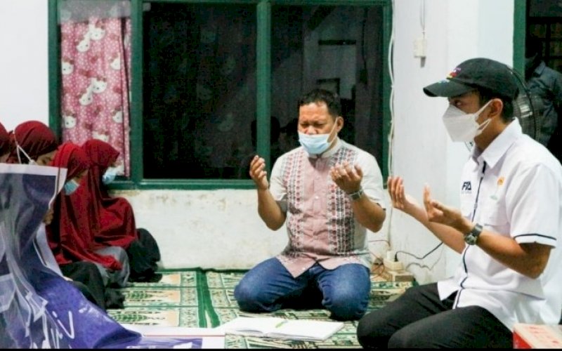 FTA PEDULI. Calon Ketua Umum Hipmi Kota Makassar periode 2021- 2024, Fadel Muhammad Tauphan Ansar (kanan), menyalurkan bantuan di panti asuhan. foto: istimewa