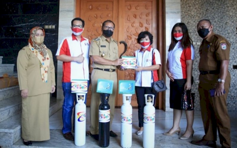 TERIMA BANTUAN. Wali Kota Makassar, Moh Ramdhan Pomanto, menerima bantuan dari Gereja Pantekosta Tabernakel 'Petra' di kediaman pribadinya, Jl Amirullah, Kota Makassar, Selasa (10/8/2021). foto: istimewa
