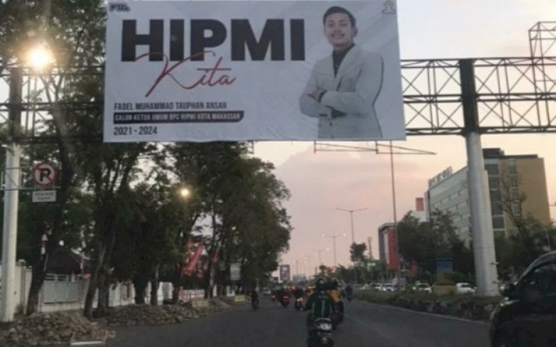 BALIHO FTA. Alat peraga kampanye milik Calon Ketua Umum Hipmi Kota Makasar, Fadel Muhammad Tauphan Ansar, tampak menghiasi sejumlah ruas jalan protokol di Kota Makassar, seperti terekam, Selasa (10/8/2021). foto: istimewa