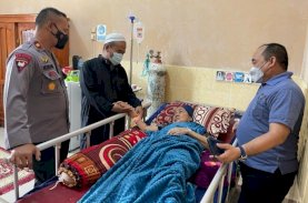 Danyon Brimob Bone Besuk Orang Tua Daswar Rewo di RSUD Lamaddukelleng