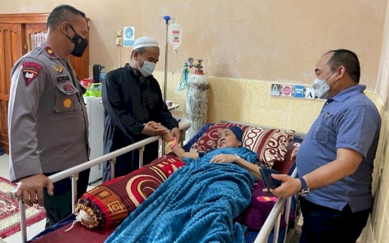 MEMBESUK. Danyon C Pelopor Sat Brimob Polda Sulsel Kompol Nur Ichsan membesuk orang tua (ibu), salah seorang Direktur Harian Rakyat Sulsel, Daswar M Rewo yang saat ini sedang terbaring sakit di RSUD Lamaddukelleng Sengkang, Kabupaten Wajo, Selasa (10/8/2021). foto: istimewa