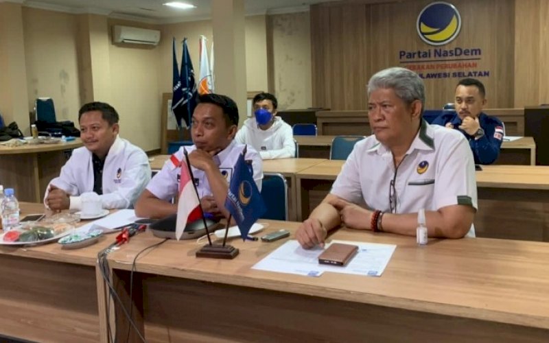 PIMPIN RAPAT. Sekretaris DPW Partai Nasdem Sulsel, Syaharuddin Alrif (tengah), memimpin rapat virtual bersama seluruh DPD Partai Nasdem se-Sulsel. foto: istimewa